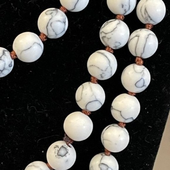 Howlite Hand Knotted 58" Flapper Length Beaded Necklace Gorgeous Vintage - Picture 7 of 14